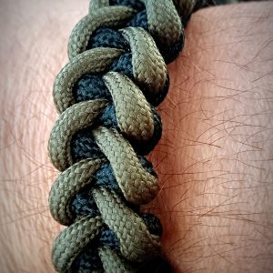 "Cápa állcsontja" paracord karkötő